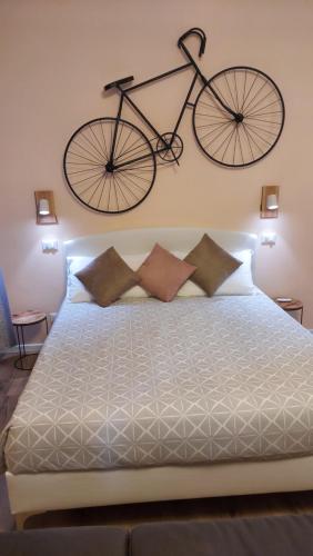 斯培西亚Glam Resort Luxury Lorenzo的挂在床上墙上的自行车