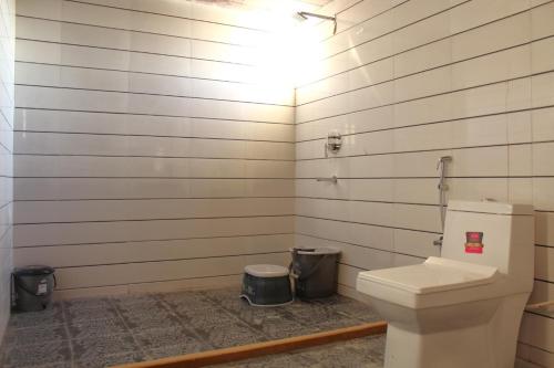 斋沙默尔Golden Fort Resort的一间带卫生间和两个垃圾桶的浴室