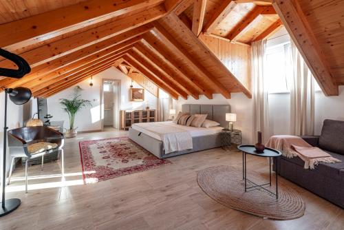 米利尼Villa Paulina的一间卧室设有一张床,客厅设有木制天花板。