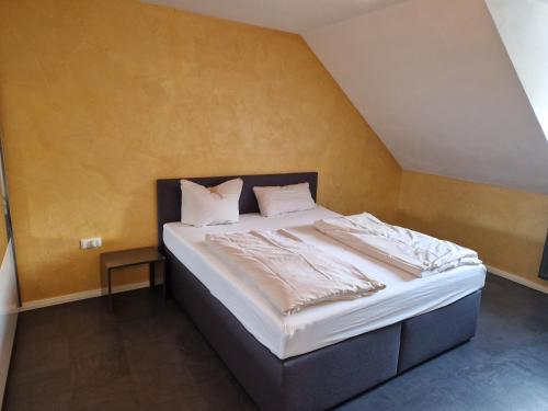 施派尔Wohnen auf Zeit City Speyer的一张带白色床单和枕头的床