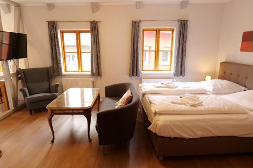 维斯马Herberge KAFFETIET的酒店客房设有两张床和一张桌子。