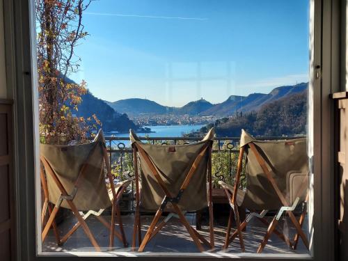 切尔诺比奥卡萨圣斯特凡诺旅馆的几把椅子坐在门廊上,享有美景