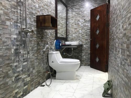 琅勃拉邦Xayana Home Villas的带淋浴和卫生间的浴室。