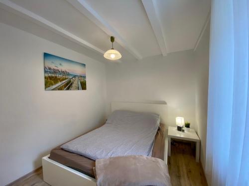西格利盖特Bene Vendégház的一间小卧室,配有一张床和墙上的照片