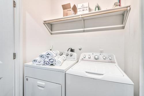 帕德雷岛Chillin' Channelside的洗衣房配有洗衣机和烘干机