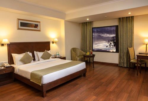 兰奇拉克萨罗瓦尔普奥特克拉恩斯酒店的一间设有大床和窗户的酒店客房