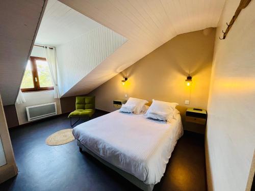 塞威恩夏梅特酒店的一间卧室配有一张床和一把绿色椅子