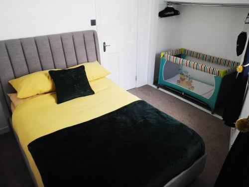 MarkinchWellpark Corner的一间卧室配有一张大床和一张婴儿床。