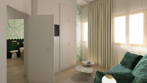休达德亚LLONGA'S Ciutadella的一间带绿色沙发的客厅和一间带窗户的房间