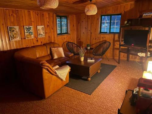 拉拉古纳La Macadamia的客厅配有沙发和桌子