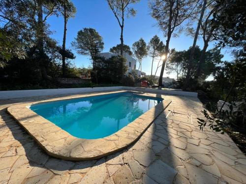 圣塔格鲁迪斯Spacious & Luxury villa in centre Ibiza的游泳池周围设有石头人行道