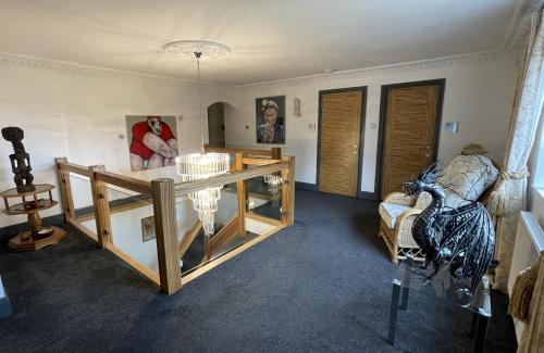 埃文河畔斯特拉特福水边宾馆的客厅配有桌子和椅子