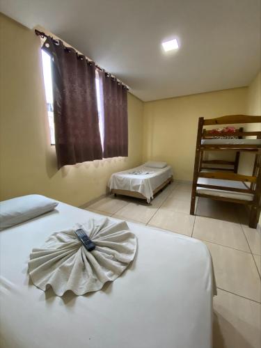 迪维诺波利斯Pousada Elita的一间设有两张床和椅子的房间