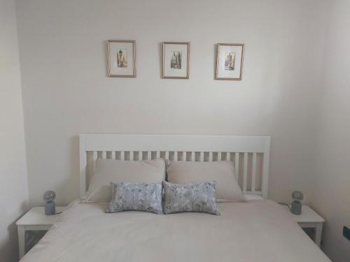 塞科夫列APARTMENT KORTINE的卧室配有白色的床和2个枕头