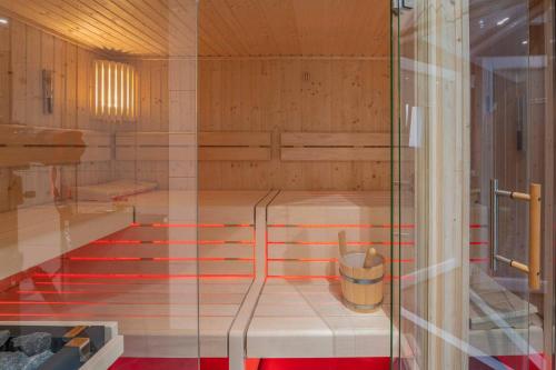 海尔布隆卡斯特尔最佳西方酒店的一间设有桑拿浴室的客房,其中配有浴缸