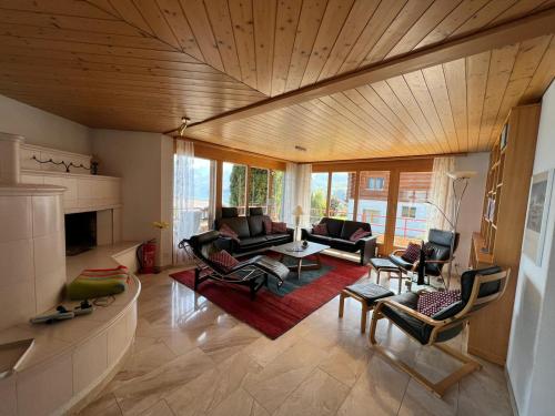 法伦湖Villa Nora的客厅配有沙发、椅子和壁炉