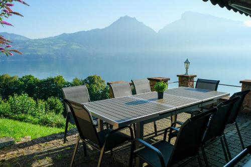法伦湖Villa Nora的桌椅,享有水景