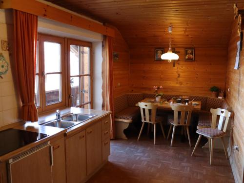 思科纳Portnerhof auf Oberkirn的一个带水槽和桌子的厨房