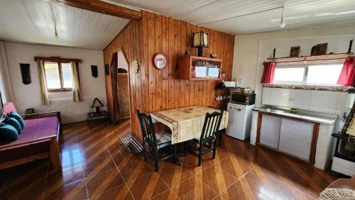 拉科罗尼亚Maridalba的带桌子的厨房以及带桌子和桌布的小厨房。