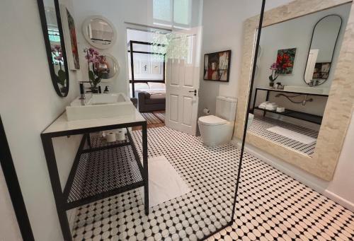 里比克堡1 Royal Street Guesthouse的一间带水槽、卫生间和镜子的浴室