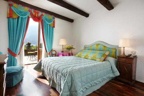 贝拉吉奥Hotel Florence的一间卧室设有一张床和一个大窗户