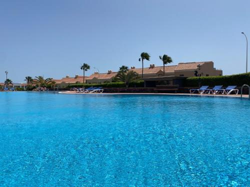 圣米格尔德阿沃纳Elegant Colonial Style Ocean View Golf Del Sur的蓝色海水大型游泳池