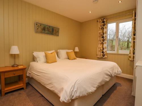 普雷斯顿Oak Lodge的卧室设有一张白色大床和一扇窗户。