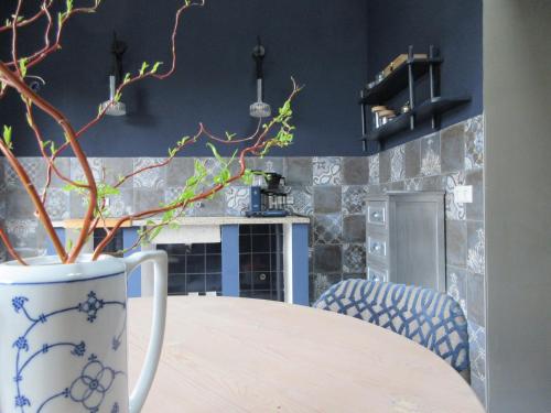 EsbeekZintuinen的厨房配有带植物花瓶的桌子