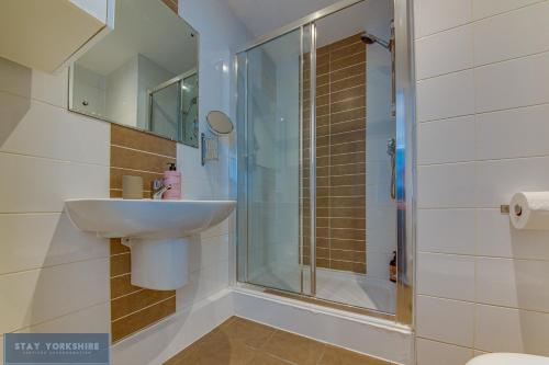 唐克斯特Stay Yorkshire Hamilton Mews Apartment的一间带水槽和淋浴的浴室