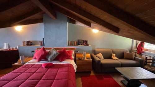 斯特雷萨Alba sul lago B&B的一间卧室配有一张大床和一张沙发