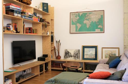 蒙特里夏尔Gite La Gazo - Grande maison chaleureuse.的带沙发和平面电视的客厅