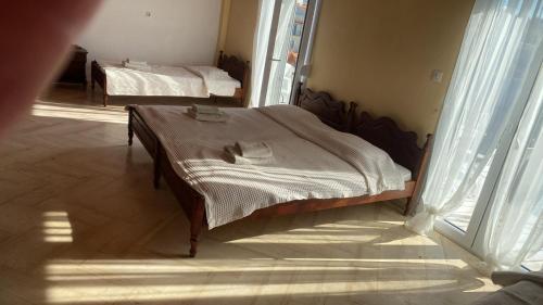 斯基亚索斯镇Angela - Zoi Rooms的一间设有床铺的卧室,位于带窗户的房间内