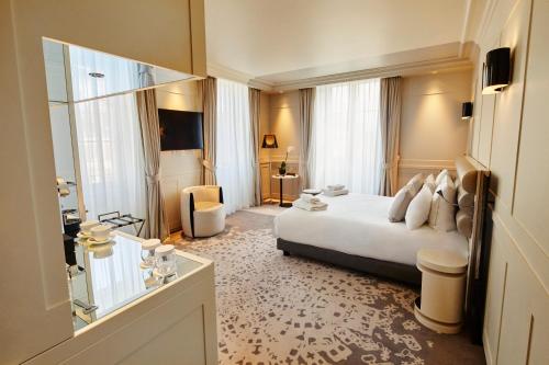 特鲁瓦La Licorne Hotel & Spa Troyes MGallery的酒店客房设有床和窗户。