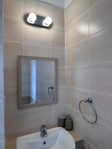 帕拉利米尼Seana House in a luxury resort in Protaras area close to the Sea的一间带水槽和镜子的浴室