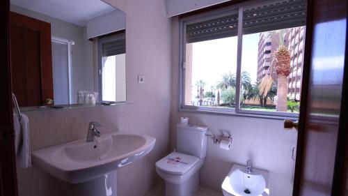 阿尔姆尼卡贝利利亚旅馆的一间带水槽和卫生间的浴室以及窗户。