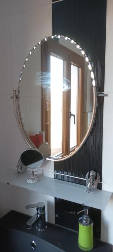 Le panorama的一间带镜子和水槽的浴室