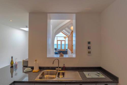 伊尔弗勒科姆Ultimate Harbourside的厨房配有水槽和镜子