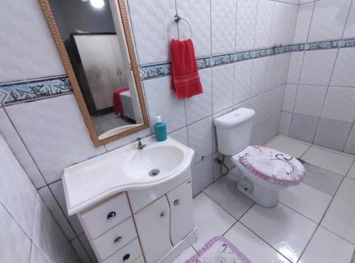 伯迪亚哥Casa individual aconchegante - Rio da praia - Bertioga的白色的浴室设有水槽和卫生间。