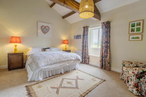 斯基普顿Ivy Cottage的一间卧室设有一张床和一个窗口