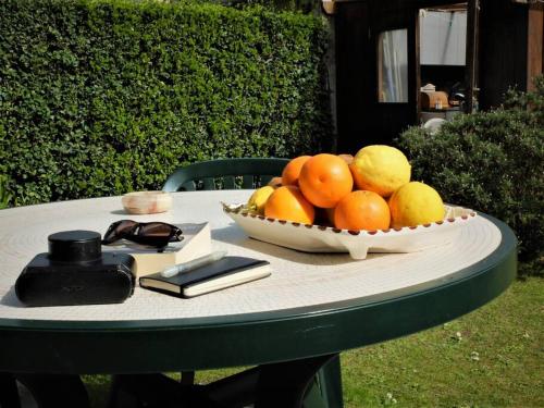 托雷德尔格拉戈普奇Appartamento con giardino a 5 minuti dal mare的桌上放了一碗橘子和柠檬