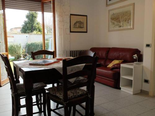 托雷德尔格拉戈普奇Appartamento con giardino a 5 minuti dal mare的客厅配有桌椅和沙发