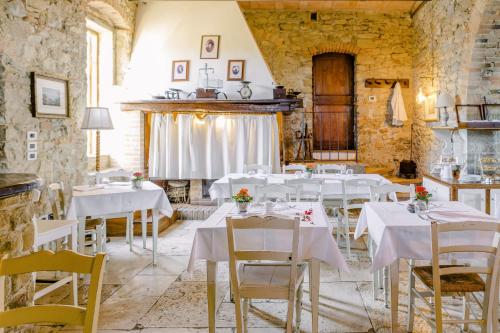 马焦内EcoResort Il Cantico della Natura的一间设有白色桌椅的用餐室