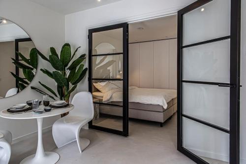 多德雷赫特Cloud Nine - romantic & design app in city center!的一间卧室配有桌子、床和镜子
