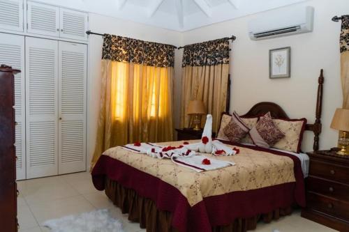 RichmondSmart villa @ Richmond的一间卧室,床上有红色玫瑰