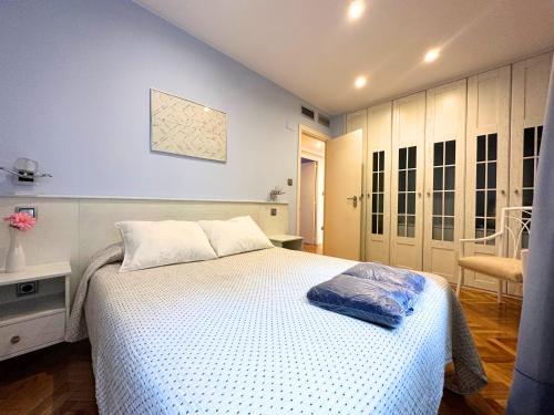 萨拉戈萨Dos Torres Conde Aranda - Céntrico con estacionamiento Incluido的卧室配有白色的床和椅子