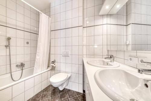 布兰德Residenz Colrosa - Ferienwohnung Beck的白色的浴室设有卫生间和水槽。
