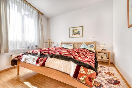 布兰德Residenz Colrosa - Ferienwohnung Beck的一间卧室设有一张床和一个窗口