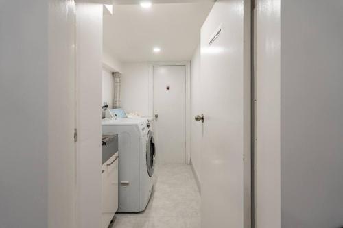 多伦多Simple & Tidy Private Rooms的白色的浴室设有洗衣机和水槽。
