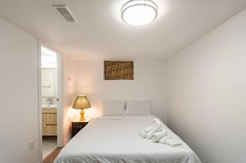 多伦多Simple & Tidy Private Rooms的卧室配有白色的床和灯