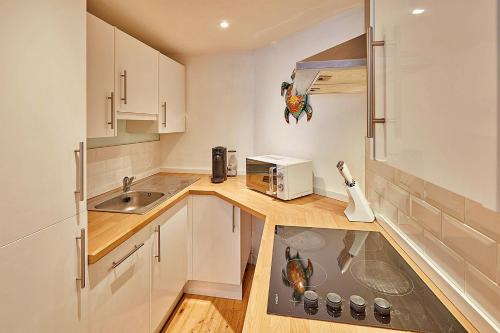哈罗盖特Finest Retreats - Mowbray的一间带水槽和微波炉的小厨房